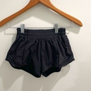 Lululemon 2.5” Hotty Hot Shorts in Black size 0